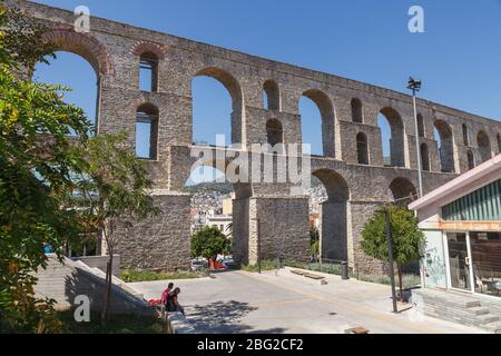 Aqueduc médiéval Kamares dans la ville de Kavala. Journée d'été ensoleillée en Macédoine, Grèce, Europe. Banque D'Images