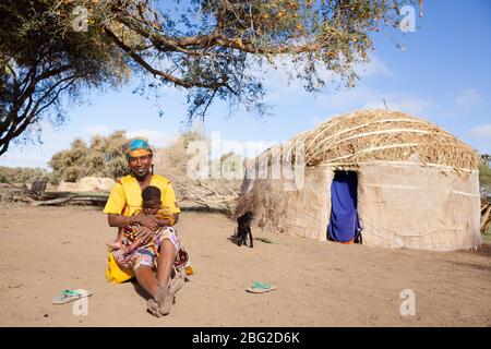 Mère et enfant dans un village de Fulani, Sénégal. Banque D'Images