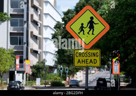 Un panneau d'avertissement pour les enfants en bas âge se trouvant dans la ville de Brisbane, en Australie Banque D'Images