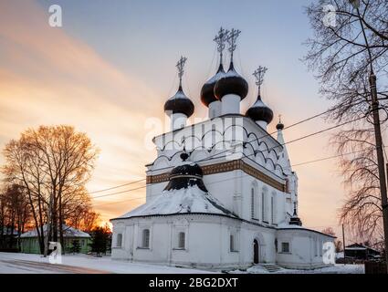 Église du Sauveur le tout-Miséricordieux en hiver au coucher du soleil, Belozersk, région de Vologda, Russie Banque D'Images