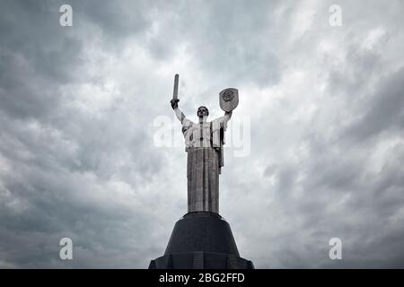 Statue de la Mère-Patrie à fond de ciel nuageux gris à Kiev, Ukraine Banque D'Images