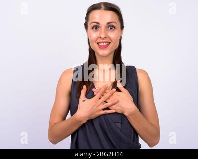 Portrait de heureuse jeune belle femme regardant surprise Banque D'Images