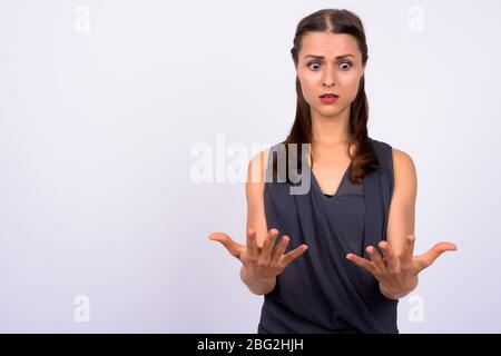 Portrait de la jeune femme choquée regardant les mains Banque D'Images