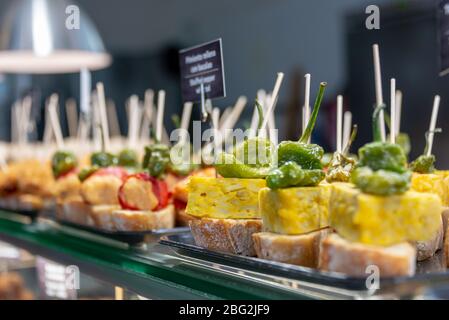 Tapas et pinchos traditionnels sur un comptoir dans un bar en Espagne Banque D'Images