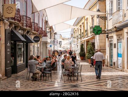 Vous pourrez profiter du temps portugais chaud pendant votre dîner en plein air dans le quartier commerçant piétonnier du centre de Faro. Banque D'Images