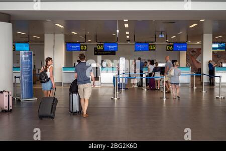 Les touristes se rendant au bureau d'enregistrement de British Airways à l'aéroport international de Faro, Portugal. Banque D'Images