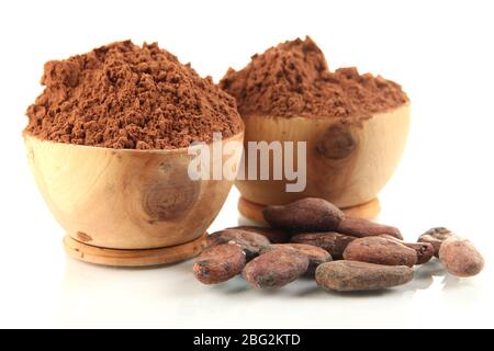 Poudre de cacao dans des bols en bois, isolée sur blanc Banque D'Images