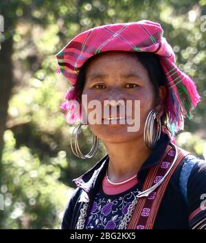 Femme Hmong en robe traditionnelle à Sapa, dans le nord du Vietnam Banque D'Images