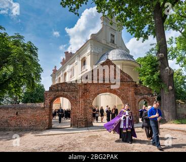 Procession funéraire à l'église de St Stanislaus à Zerkow, région de Wielkopolska aka Pologne, Pologne Banque D'Images