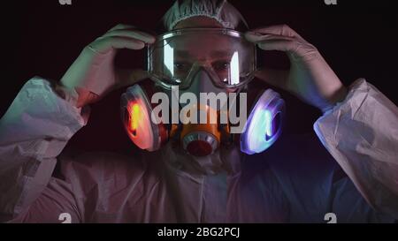 Homme en costume de protection, protection au gaz masque de peinture pour spray médical. Médecin en respirateur. Concept épidémie de coronavirus du virus de la santé. Banque D'Images