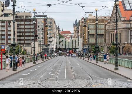 Pont Svatopluk Cech à Prague utilisé par les piétons, les voitures et les tramways. Le pont de l'arche sur la Vltava (Moldau). Banque D'Images