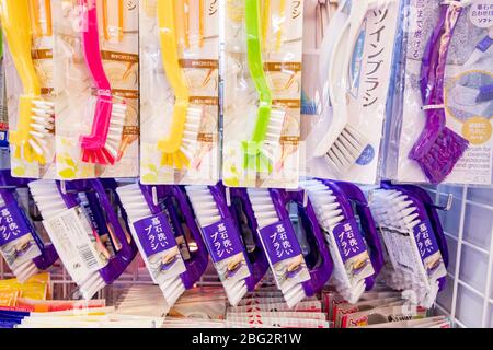 Brosses de nettoyage colorées pour la vente dans la boutique de Daiso sur le marché du village. Hua Hin, Thaïlande 20 février 2020 Banque D'Images