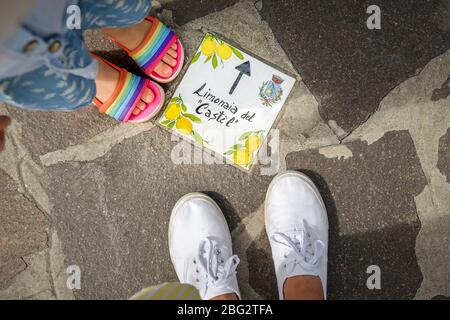 LIMONE SUL GARDA, ITALIE - 07 AOÛT 2019: Signpost au musée Lemon House Banque D'Images