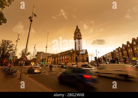 Vue sur Brixton Road et Lambeth Town Hall pendant l'ouragan Ophelia qui a tourné le ciel jaune/orange, Brixton, Londres Banque D'Images
