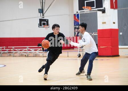 Changsha, province chinoise de Hunan. 20 avril 2020. Les jeunes hommes jouent au basket-ball dans un centre sportif Changsha, province du Hunan, en Chine méridionale, le 20 avril 2020. Crédit: Chen Sihan/Xinhua/Alay Live News Banque D'Images