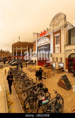 Des vélos alignés à Windrush Square avec le cinéma ritzy en arrière-plan, pendant l'ouragan Ophelia qui a tourné le ciel jaune/organiste, Londres Banque D'Images