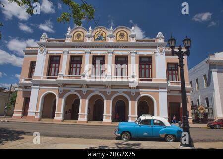 Voitures classiques et architecture coloniale, Teatro Tomas Terry, Cienfuegos, Cuba Banque D'Images