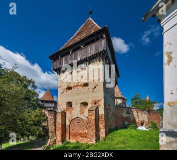 Tour de défense à l'église médiévale fortifiée saxonne du village d'Alma VII, près de Medias, comté de Sibiu, Transylvanie, Roumanie Banque D'Images