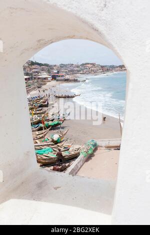 Vue depuis une fenêtre dans le château historique des esclaves du Cap Coast sur la côte du Ghana. Banque D'Images