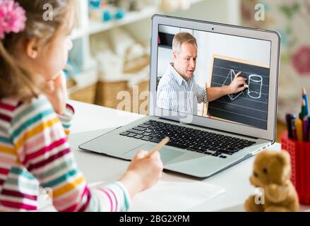 Professeur de distance d'âge moyen ayant une conférence vidéo avec élève en utilisant la webcam. Concept d'éducation en ligne et d'e-learning. Distance de quarantaine de domicile Banque D'Images