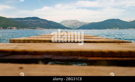 Jetée en bois vers la mer et les montagnes - Baie de Kotor, Monténégro Banque D'Images