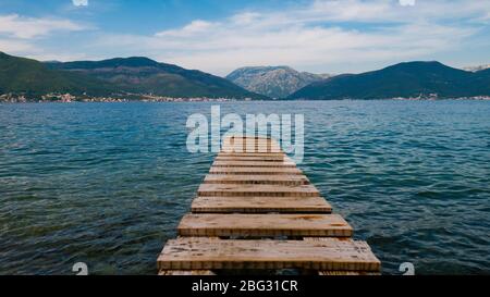 Jetée en bois vers la mer et les montagnes - Baie de Kotor, Monténégro Banque D'Images