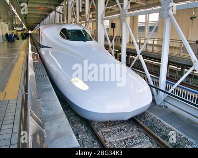 Un train à grande vitesse shinkansen japonais attend à la gare d'Hakata (Fukuoka) avant le départ. Banque D'Images