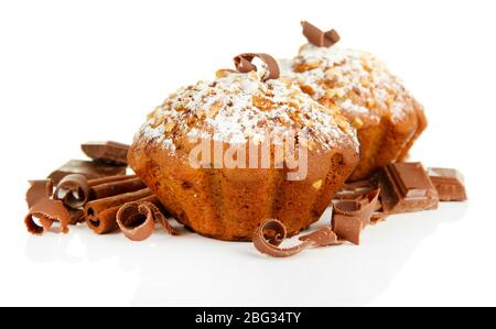 Délicieux gâteaux au muffin avec sucre en poudre et chocolat, isolés sur blanc Banque D'Images