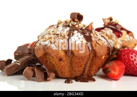 Délicieux gâteaux au muffin avec fraises et chocolat, isolés sur blanc Banque D'Images