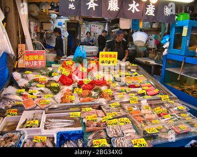 Un marché aux poissons animé et coloré vend du poisson frais, des fruits de mer et des produits du crabe à Tokyo, au Japon Banque D'Images