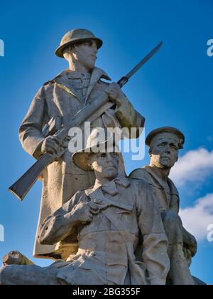 Un soldat britannique, un soldat colonial et un marin britannique sur le monument commémoratif de guerre de Brighton de 2e année par William Birnie RHind - à Portland Stone Banque D'Images