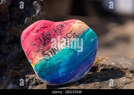 Pierres peintes pendant la période de verrouillage de l'épidémie de grippe pandémique COVID-19 Coronavirus à Westcliff, Southend on Sea, Essex, Royaume-Uni, près de l'hôpital Southend Banque D'Images