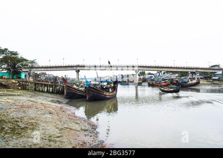 Port de bateaux de pêche en bois de taille différente, où les bateaux sont mis à la terre très en toute sécurité Banque D'Images