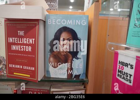 Devenir livre écrit par Michelle Obama à la librairie. Livres de Michelle Obama affichés sur les étagères d'une librairie. Bibliothèque - Kochi, Inde: Jan Banque D'Images