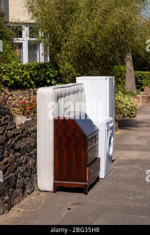 Les produits et meubles blancs laissés à l'extérieur pendant la période de verrouillage de l'épidémie de grippe pandémique COVID-19 Coronavirus à Westcliff, Southend on Sea, Essex, Royaume-Uni Banque D'Images