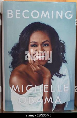 Devenir livre écrit par Michelle Obama à la librairie. Livres de Michelle Obama affichés sur les étagères d'une librairie. Bibliothèque - Kochi, Inde: Jan Banque D'Images