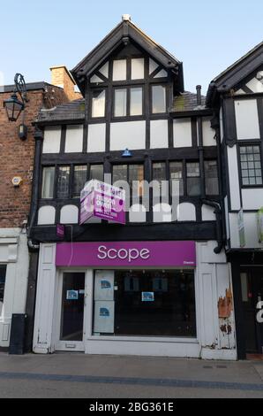Chester, Royaume-Uni: 1 mars 2020: Magasins de détail vides disponibles à louer sur Frodsham Street. Banque D'Images