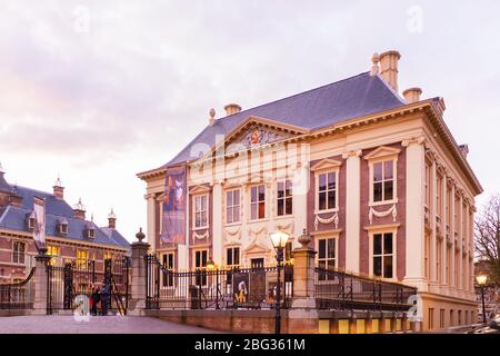 La Haye, Pays-Bas - 15 janvier 2020 : le musée mauritshuis s'est construit au coucher du soleil à la Haye, aux Pays-Bas Banque D'Images