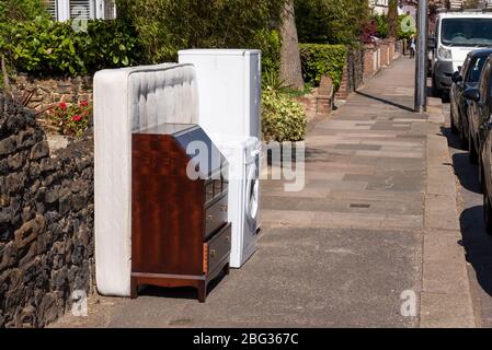 Les produits et meubles blancs laissés à l'extérieur pendant la période de verrouillage de l'épidémie de grippe pandémique COVID-19 Coronavirus à Westcliff, Southend on Sea, Essex, Royaume-Uni Banque D'Images