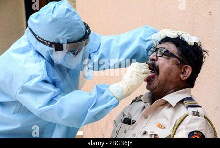 Mumbai, Inde. 18 avril 2020. Un homme reçoit un nouveau test de coronavirus à Dharavi, le plus grand taudis d'Asie, à Mumbai, en Inde, le 18 avril 2020. Crédit: Str/Xinhua/Alay Live News Banque D'Images