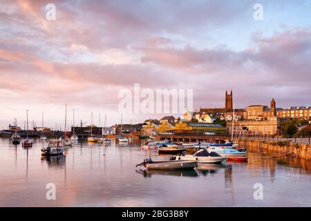 Vue du matin sur le front de mer de Penzance et le port, Cornwall Banque D'Images