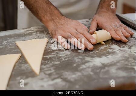 Le processus de fabrication de croissants dans une boulangerie. Mise au point sélective Banque D'Images