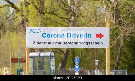 Signe menant à une soi-disant Corona Drive-in (Coronavirus / Covid-19 station de test). Seules les personnes envoyées par un médecin seront testées avec un écouvillon de bouche. Banque D'Images