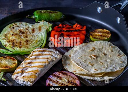 Tacos de poisson grillés. Gril intérieur. Banque D'Images