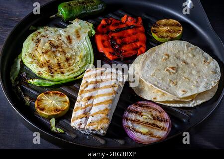 Tacos de poisson grillés. Gril intérieur. Banque D'Images