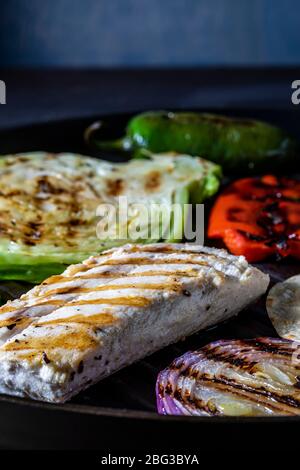 Tacos de poisson grillés. Gril intérieur. Banque D'Images