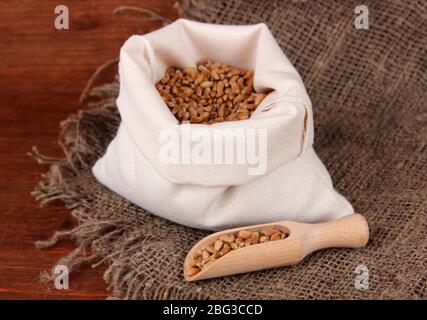 Grains dans le sac sur fond de bois Banque D'Images