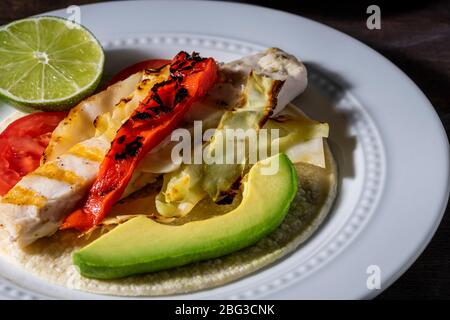 Tacos de poisson mahi grillés. Banque D'Images