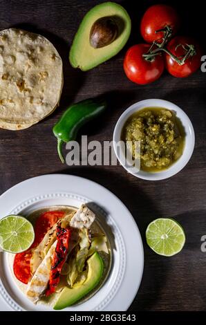 Tacos de poisson mahi grillés. Banque D'Images