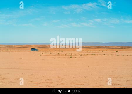 Conduire hors route à travers le vaste désert du Sahara au Maroc, en Afrique Banque D'Images